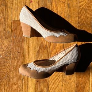 B.A.I.T. Rizzo brown pumps
